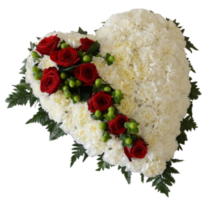 Hjärta av vita blommor med röda rosor och gröna blad dekorerat diagonalt.