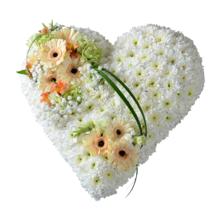 Hjärtformad blomsterarrangemang med vita och ljusgula blommor, dekorerad med gröna blad och små vita blommor.